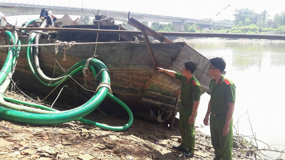 Bình Dương: ‘Cát tặc’ nháo nhào nhảy sông khi bị truy bắt