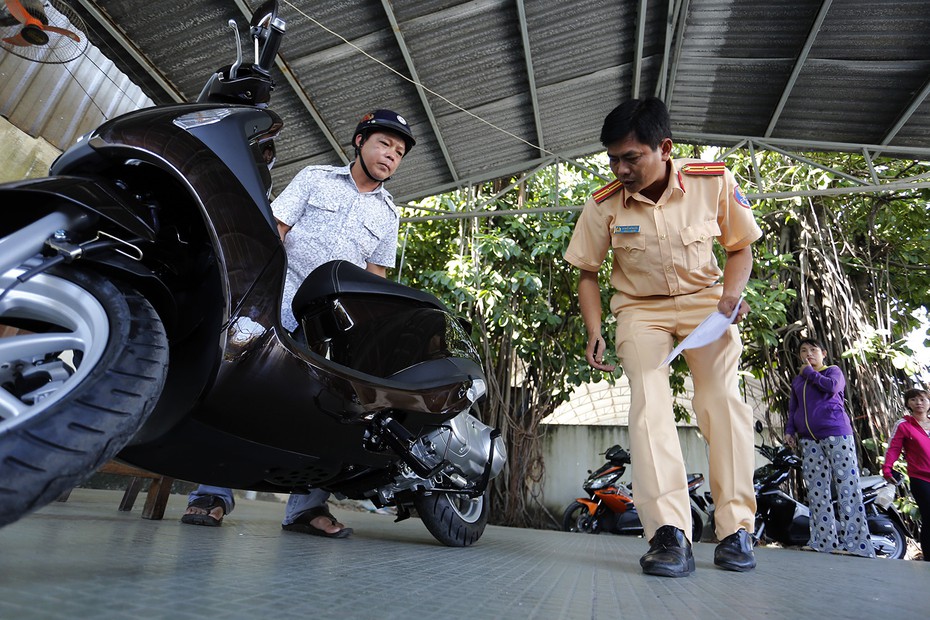 Xe máy bán lại nhiều lần, không liên lạc được chủ, sang tên thế nào?