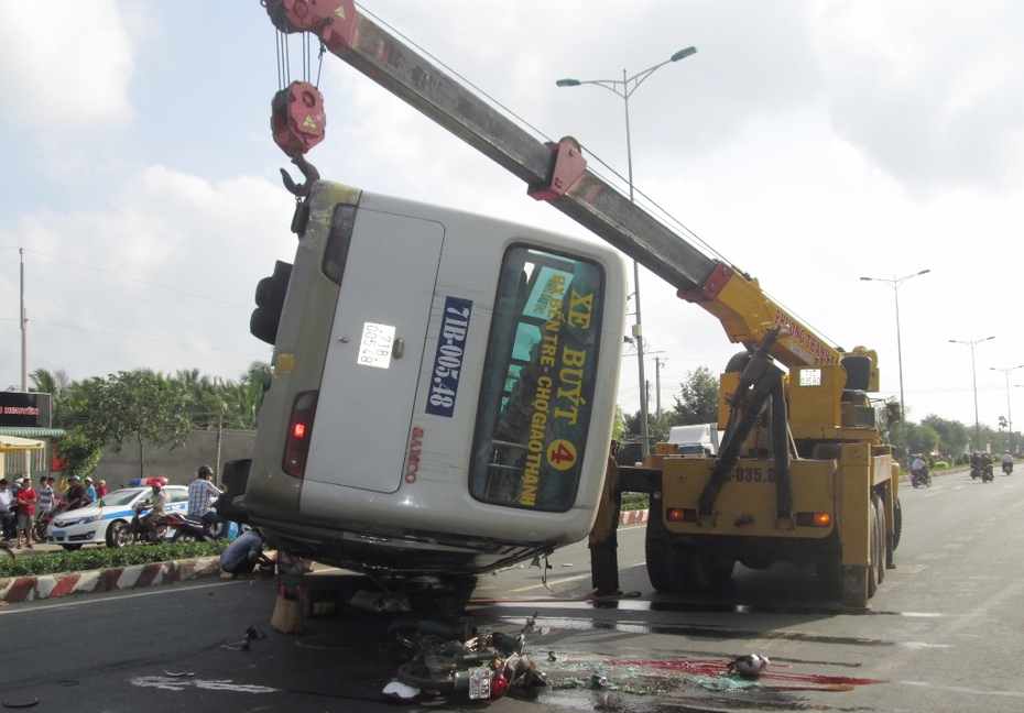 Xe buýt lật nghiêng làm 8 người thương vong