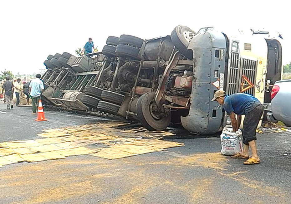 Xe container lật nhào trên cao tốc, 10 tấn cà phê đổ tràn ra đường