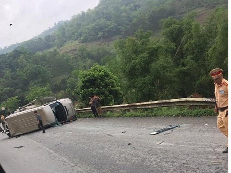 Lạng Sơn: Ô tô khách lật ngang đường, 6 người bị thương