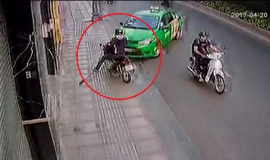 Clip: Tài xế taxi phi xe lên vỉa hè, tông gục tên cướp túi xách