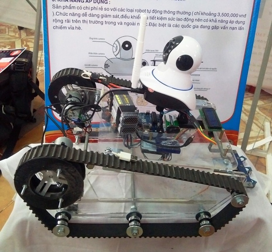 Độc đáo robot tuần tra vỉa hè của ba cậu học trò xứ Huế