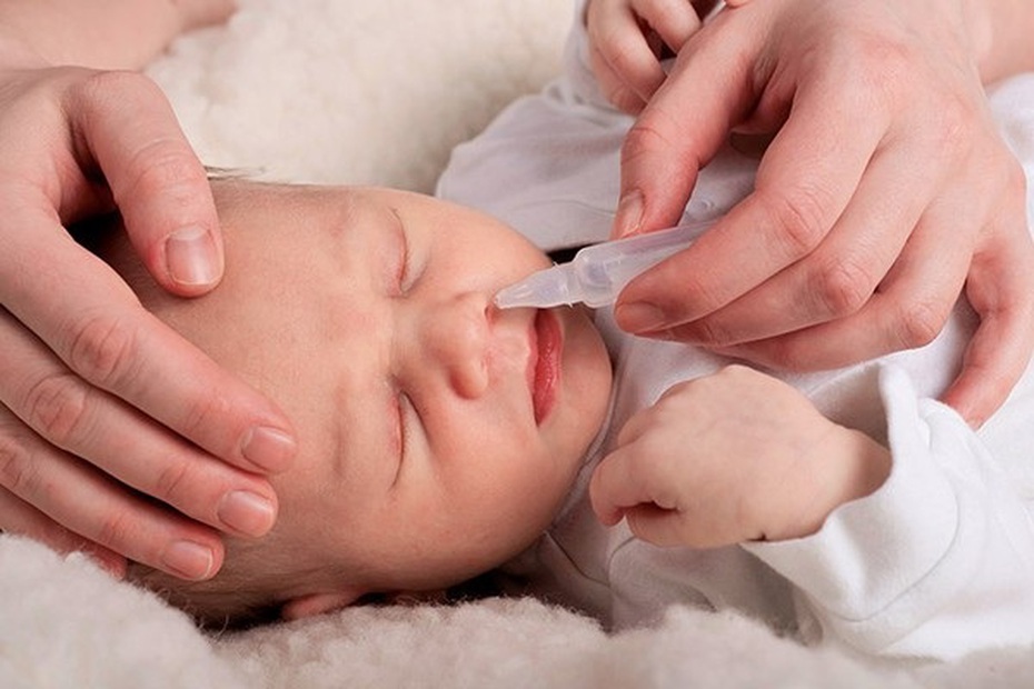 Cẩn trọng khi dùng nước muối sinh lý chăm sóc trẻ
