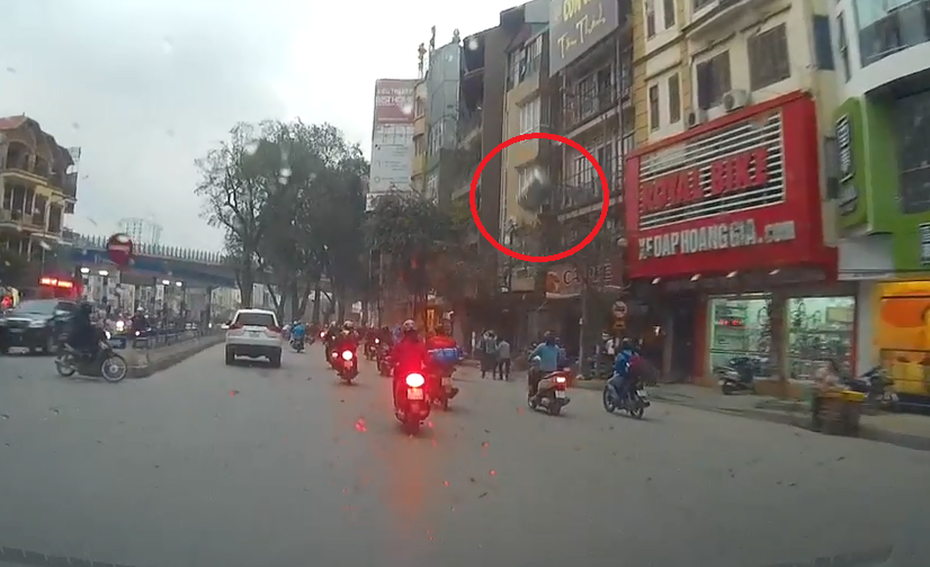 Clip: 'Bom nước' 'trên trời rơi xuống', hàng loạt người thoát chết