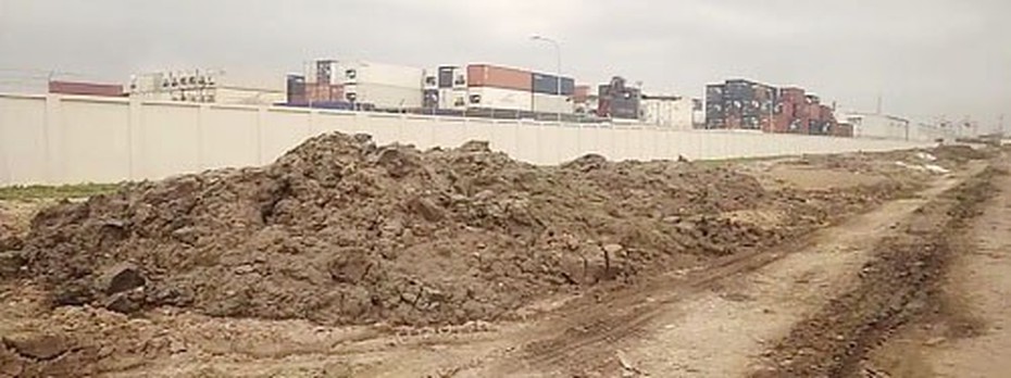 Lén lút chôn vùi bùn thải độc hại trong KCN Đình Vũ