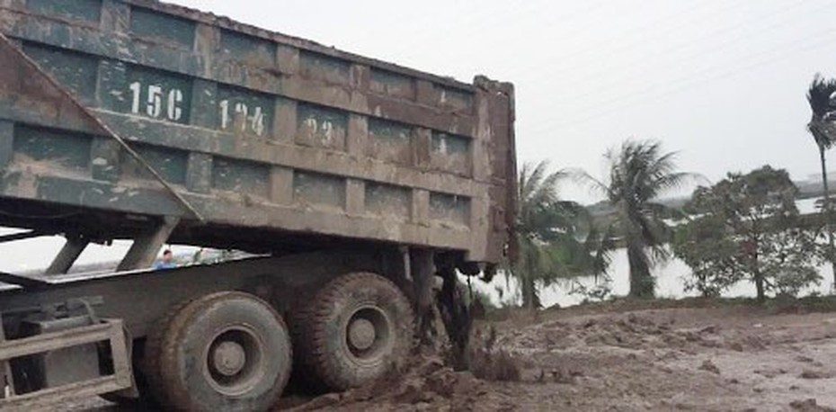 Đột nhập 'tọa độ chết' chứa hàng nghìn khối bùn thải độc ở cửa biển