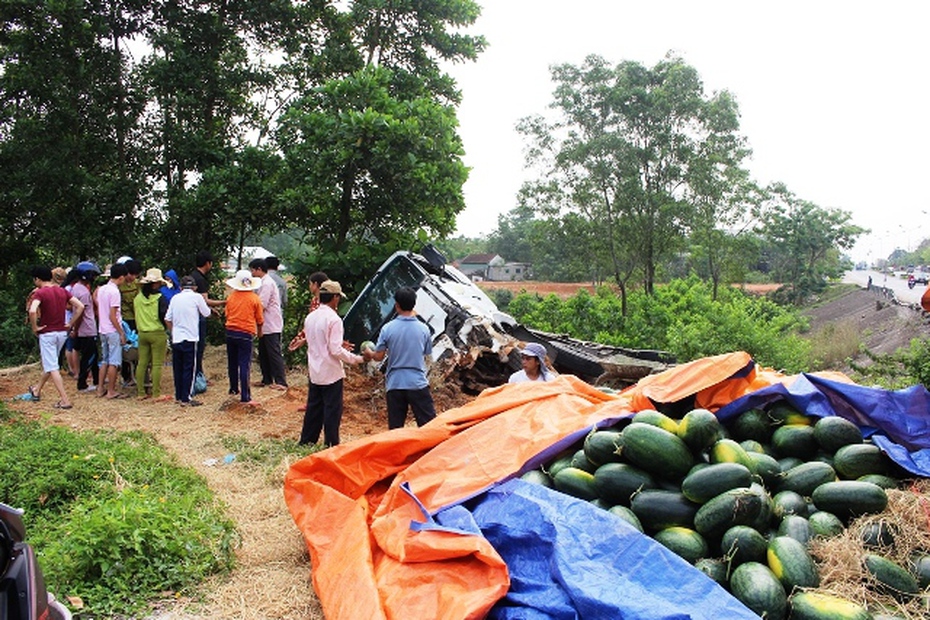 Người dân thu gom, mua dưa hấu giúp tài xế xe tải gặp nạn