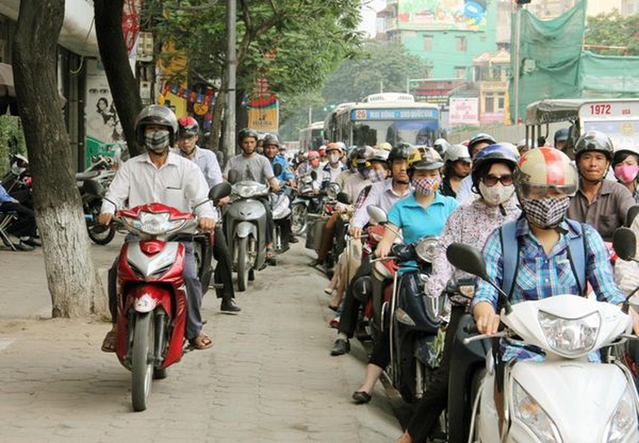 Đi xe trên hè phố bị phạt bao nhiêu tiền?