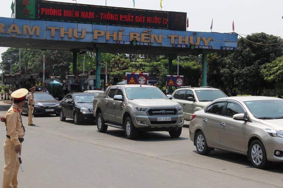 Giao thông ùn tắc, trạm thu phí Bến Thủy mở cửa miễn phí