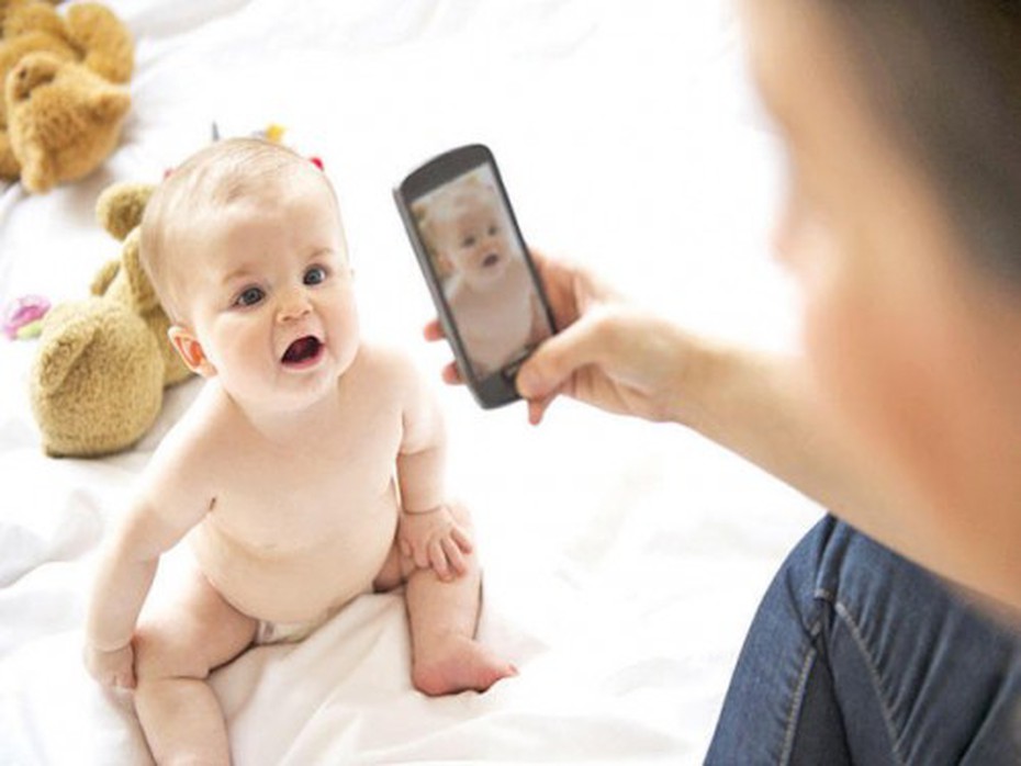 Từ 1/7, cha mẹ cần phải xin phép con trước khi đăng ảnh lên mạng