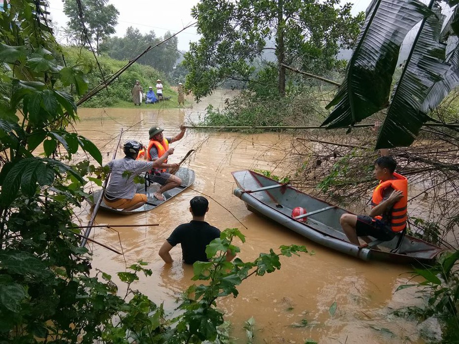 Tập trung tìm kiếm người dân bị cuốn trôi trong mưa lớn tại Hà Tĩnh