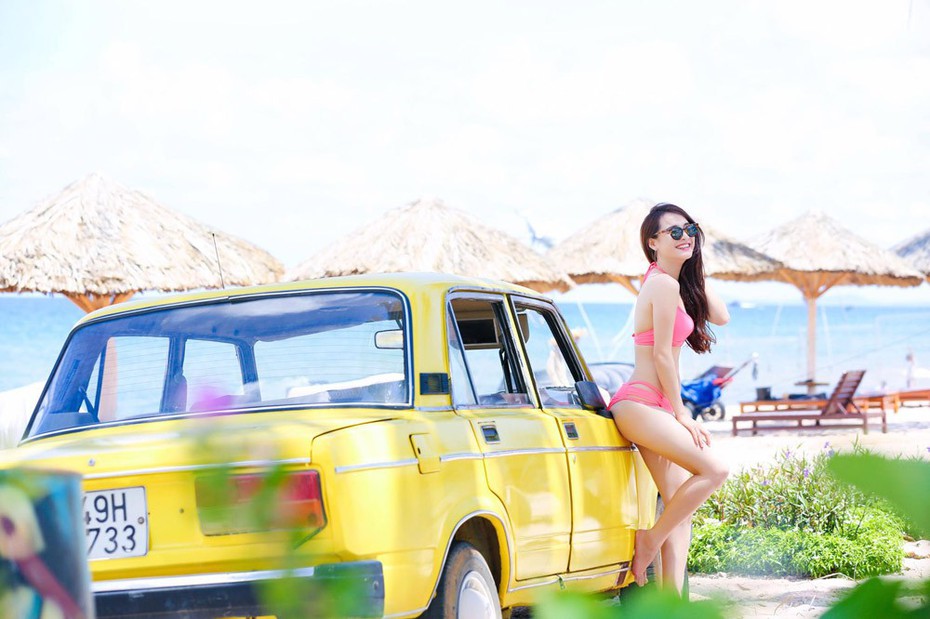 Ngắm Nhã Phương khoe body gợi cảm bên 'xế cổ' Lada 1600