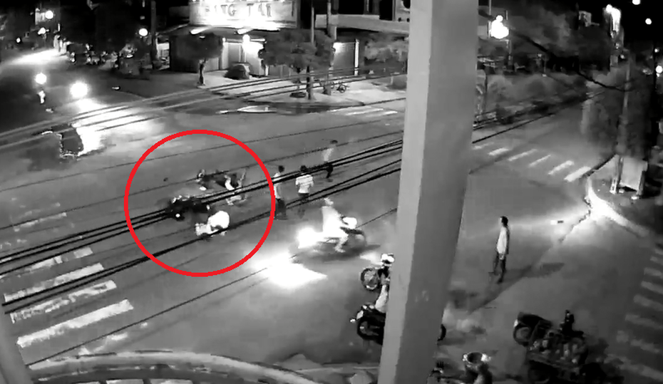 Clip: Xe máy tông nhau giữa ngã tư, 4 thanh niên may mắn thoát chết