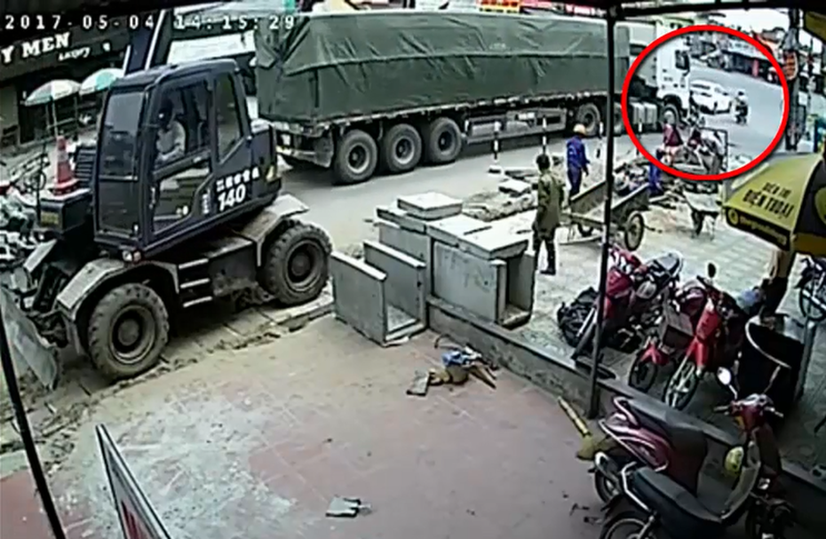 Clip: Xe container lại cán người ở 'ngã tư tử thần'