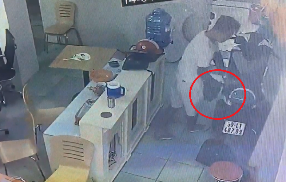 Clip: Thanh niên 'qua mặt' 2 nhân viên, mở cốp xe SH trộm túi xách