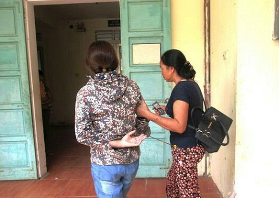 Giữa trưa, nam thanh niên vác nỏ ra phố bắn 3 người trọng thương