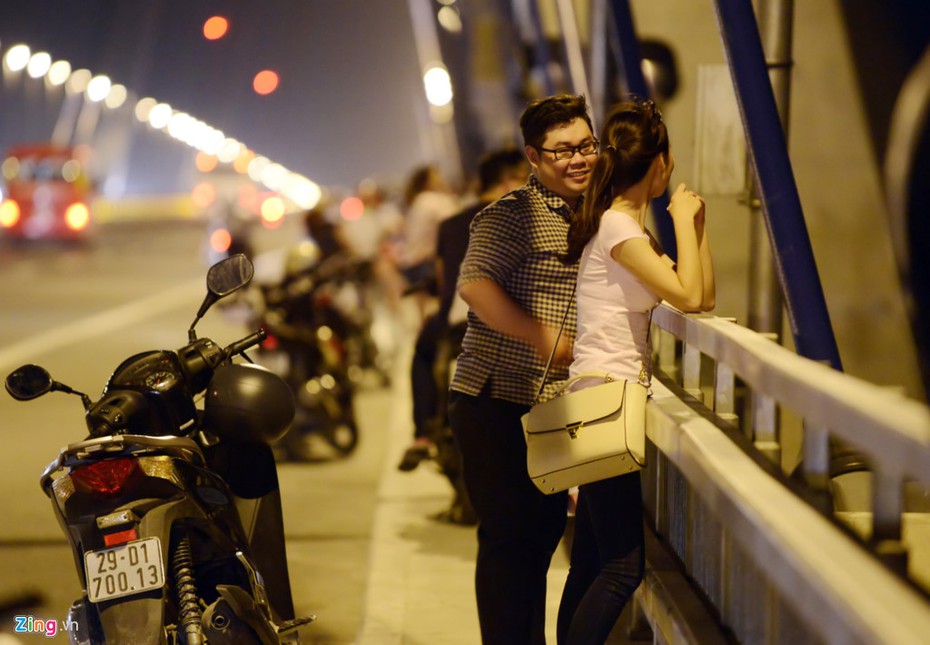 Chụp ảnh, hóng mát ở cầu Nhật Tân và bơi ở cột đồng hồ 35 tỷ đồng