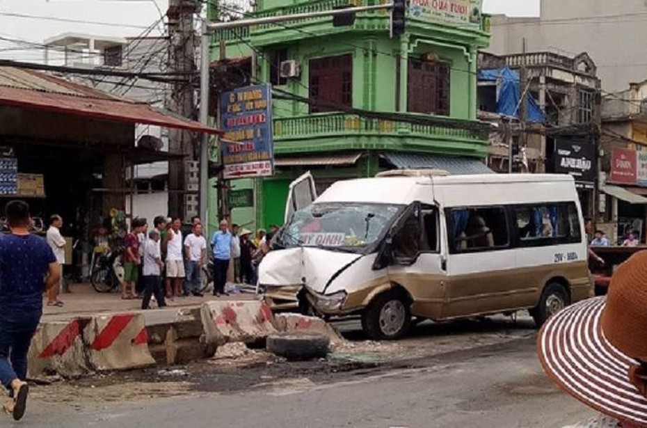 Hà Nội: Xe khách đâm vào dải phân cách, nhiều người bị thương