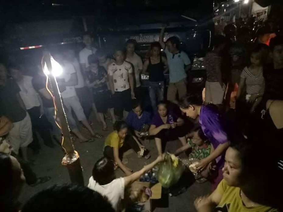 Nhờ nhà thầu dùng máy cẩu nâng dây điện, dân bị điện giật cấp cứu