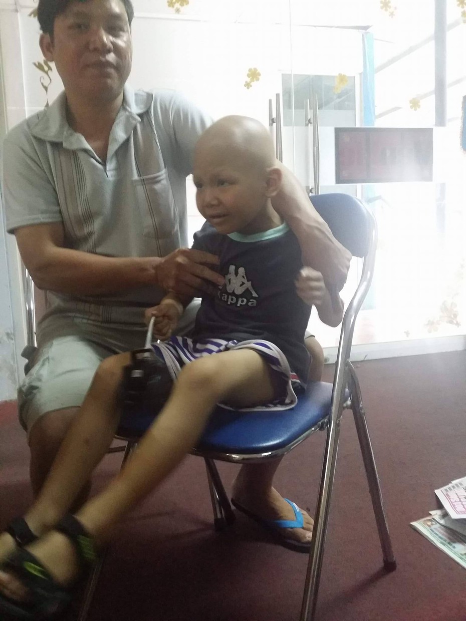 Cảm thương bé trai 5 tuổi mắc hai căn bệnh u não và u thận
