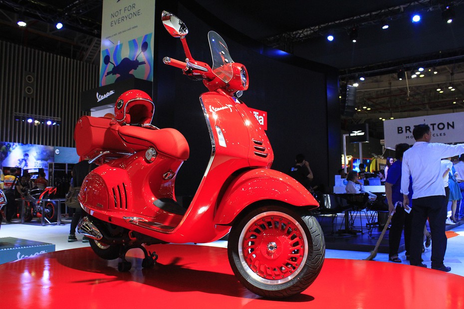 'Siêu phẩm' Vespa 946 Red đầu tiên tại VN 'rực chói' tại VMCS 2017