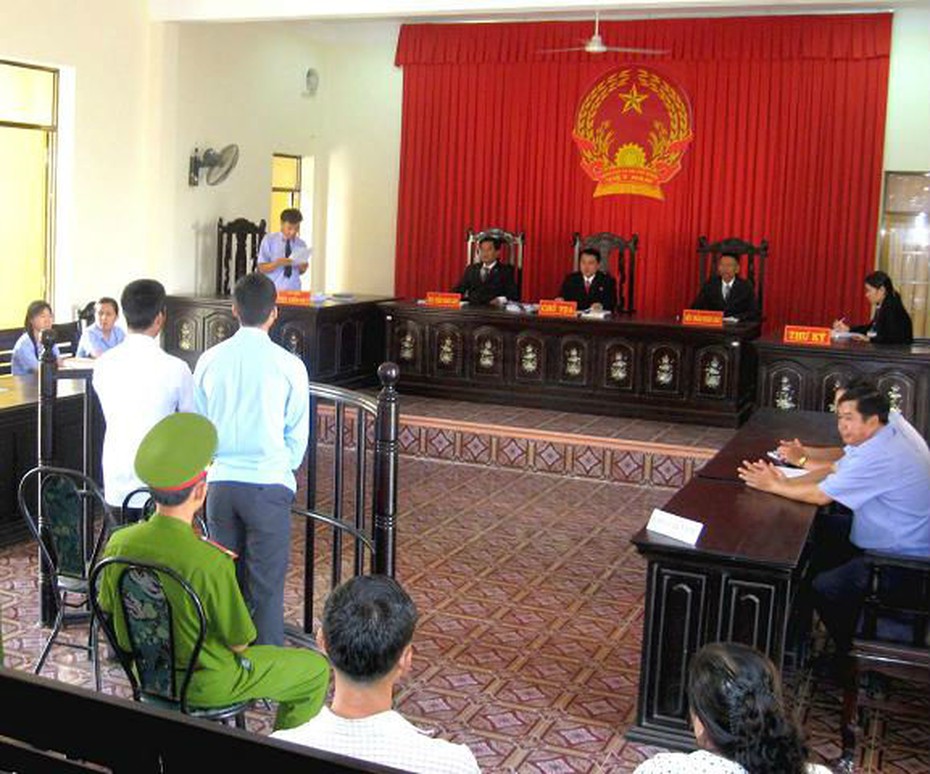 Túng tiền, 2 gã trai mới lớn rủ nhau đi cướp