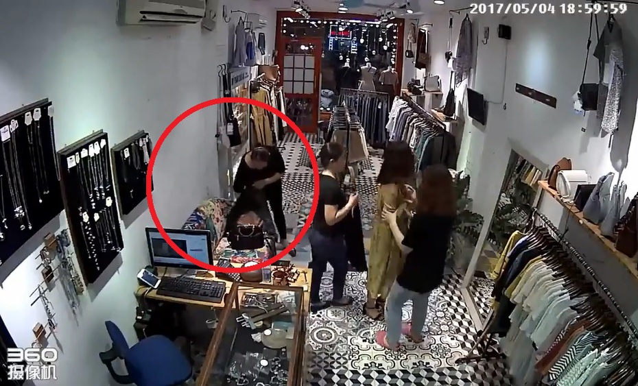 Clip: 'Nữ quái' vờ mua đồ rồi trộm tiền của khách trong shop quần áo