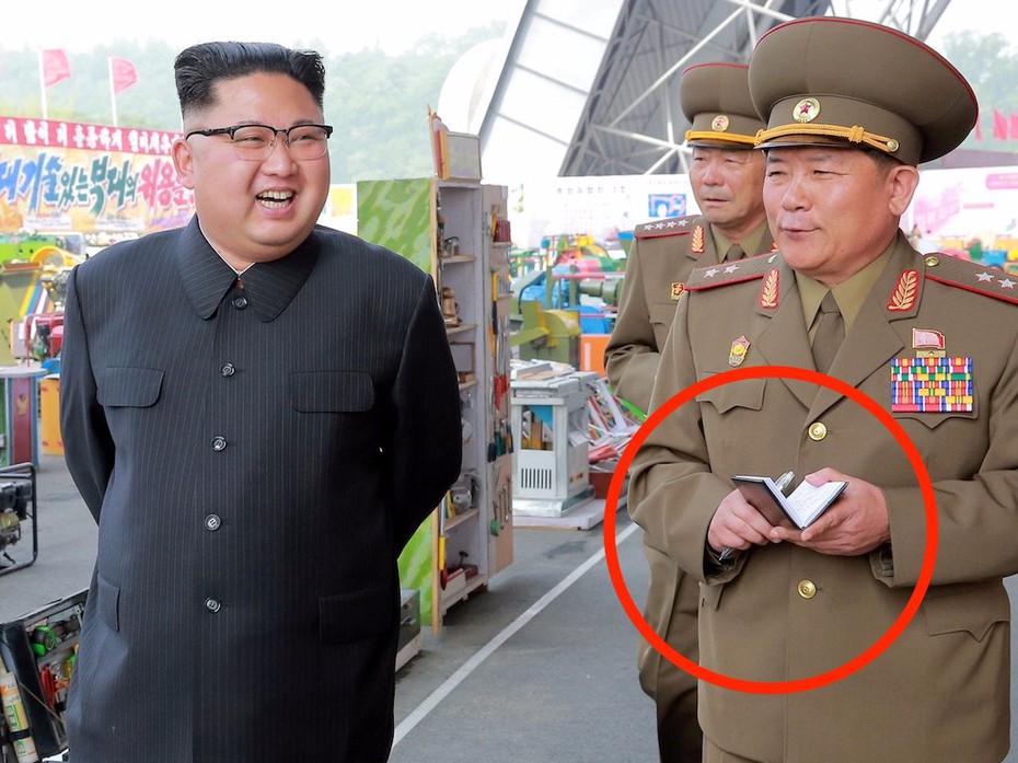 Cuốn sổ tay luôn xuất hiện bên cạnh ông Kim Jong-un để làm gì?