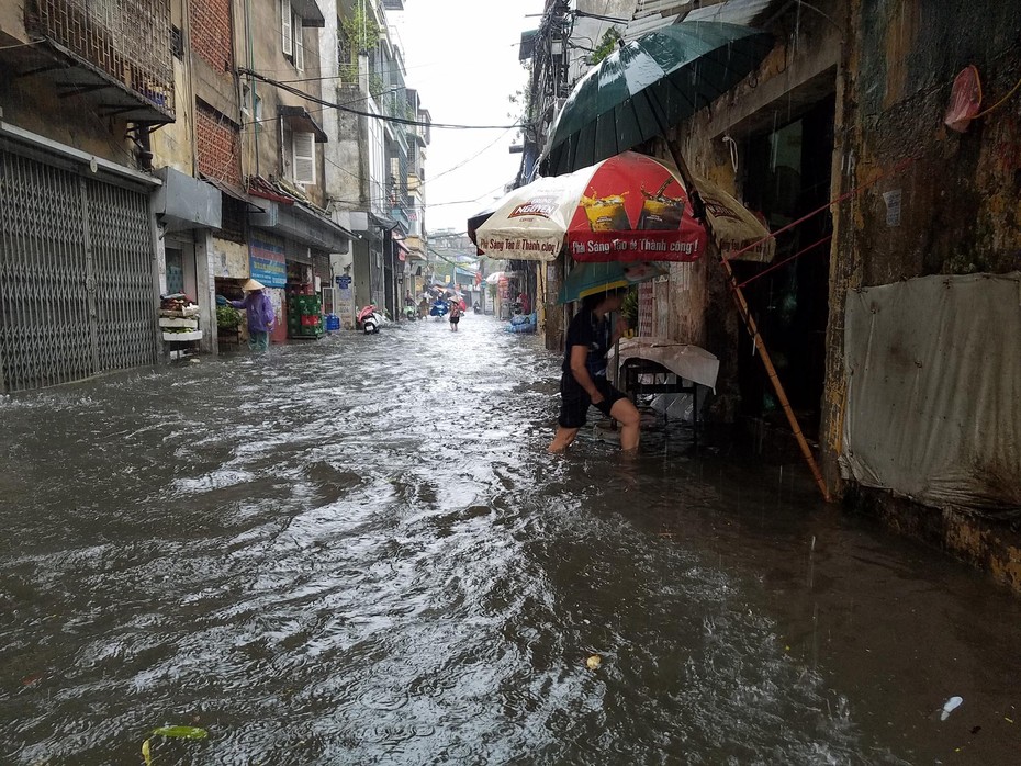 Người dân Thủ đô bì bõm trong nước sau trận mưa lớn