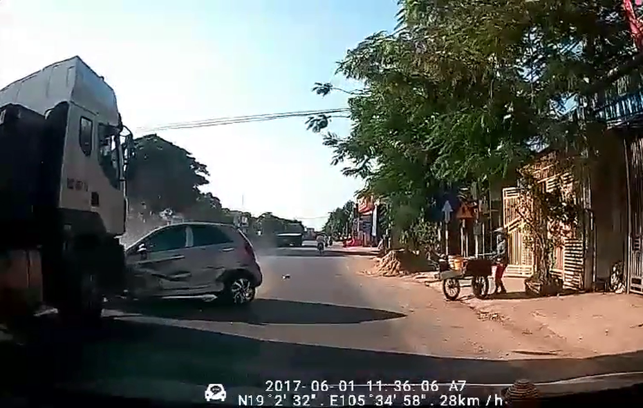 Clip: Kia Morning bị tông móp hông vì cố tình tạt đầu container