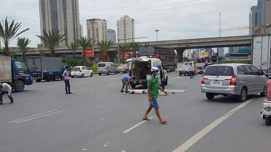 Tai nạn trên đại lộ Thăng Long, cô gái đi xe đạp điện tử vong