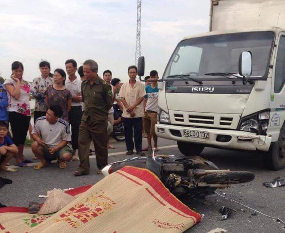 Hưng Yên: Mẹ khóc ngất bên thi thể con trai bị tai nạn giao thông