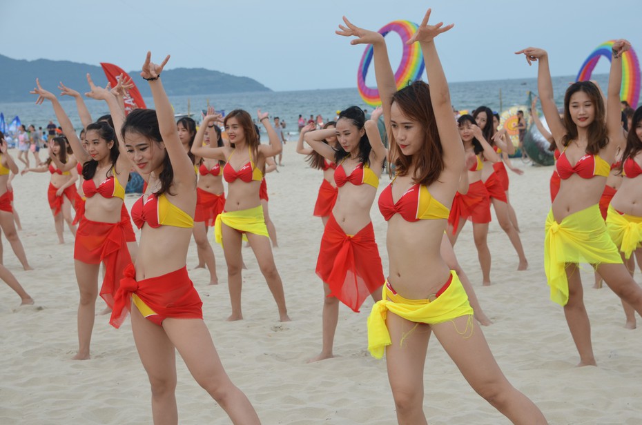 Bỏng mắt với màn nhảy flashmob bikini của dàn chân dài tại bờ biển