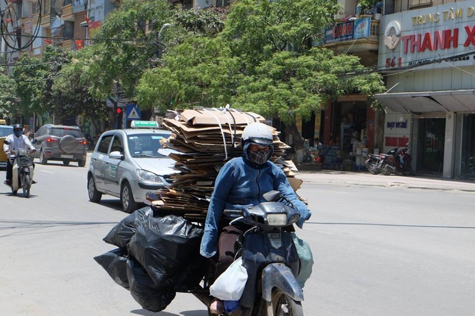 Người Hà Nội vật lộn với nắng nóng kỷ lục giữa trưa