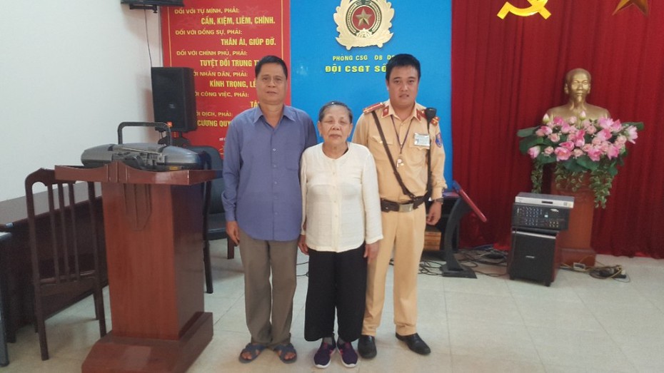 Hà Nội: Cụ bà 85 tuổi mang 3 sổ tiết kiệm đi lạc giữa ngày nắng nóng