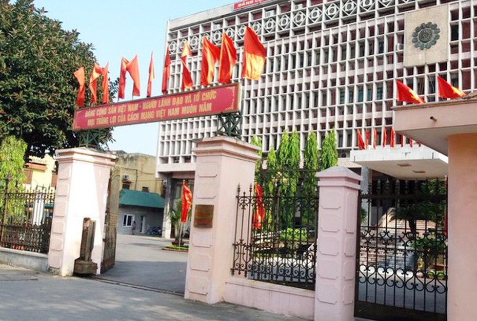 Xác minh thông tin một Trưởng phòng dùng bằng cấp 3 không hợp pháp