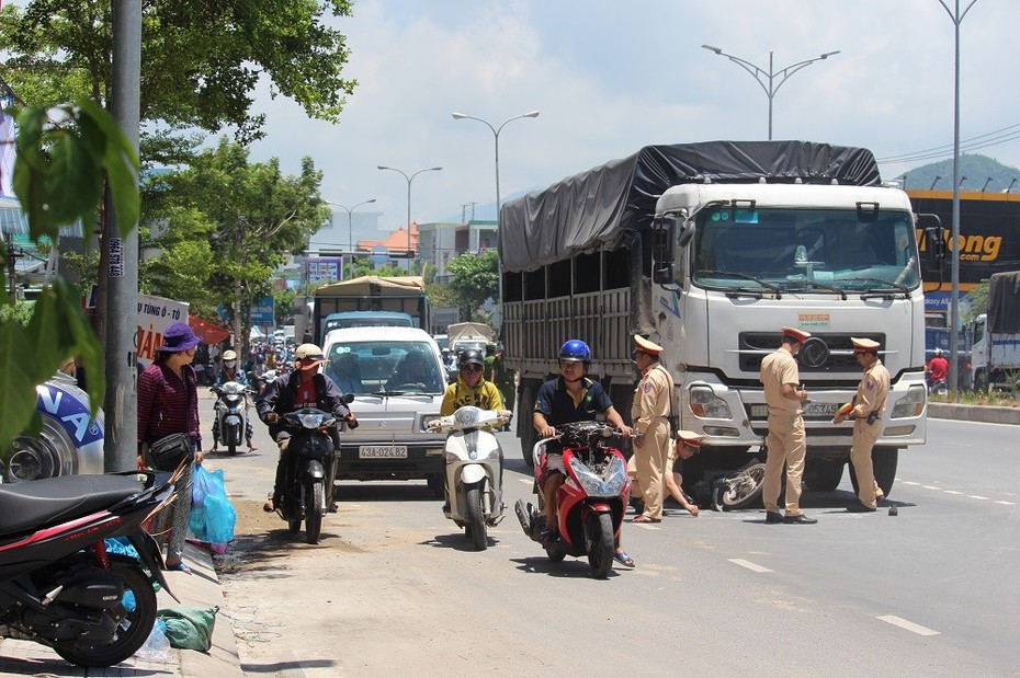 Bị xe tải cuốn vào gầm, nạn nhân may mắn thoát chết trong gang tấc