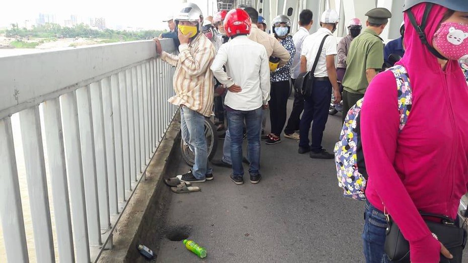 Hà Nội: Uống thuốc trừ cỏ, nam thanh niên nhảy cầu Thăng Long tự tử