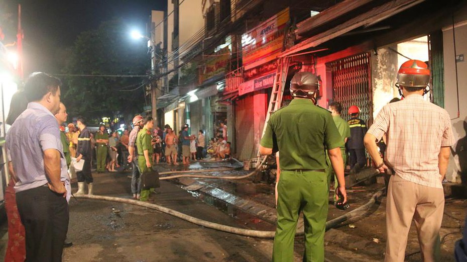 Cháy nhà giữa phố, hàng chục chiến sĩ mướt mồ hôi dập lửa