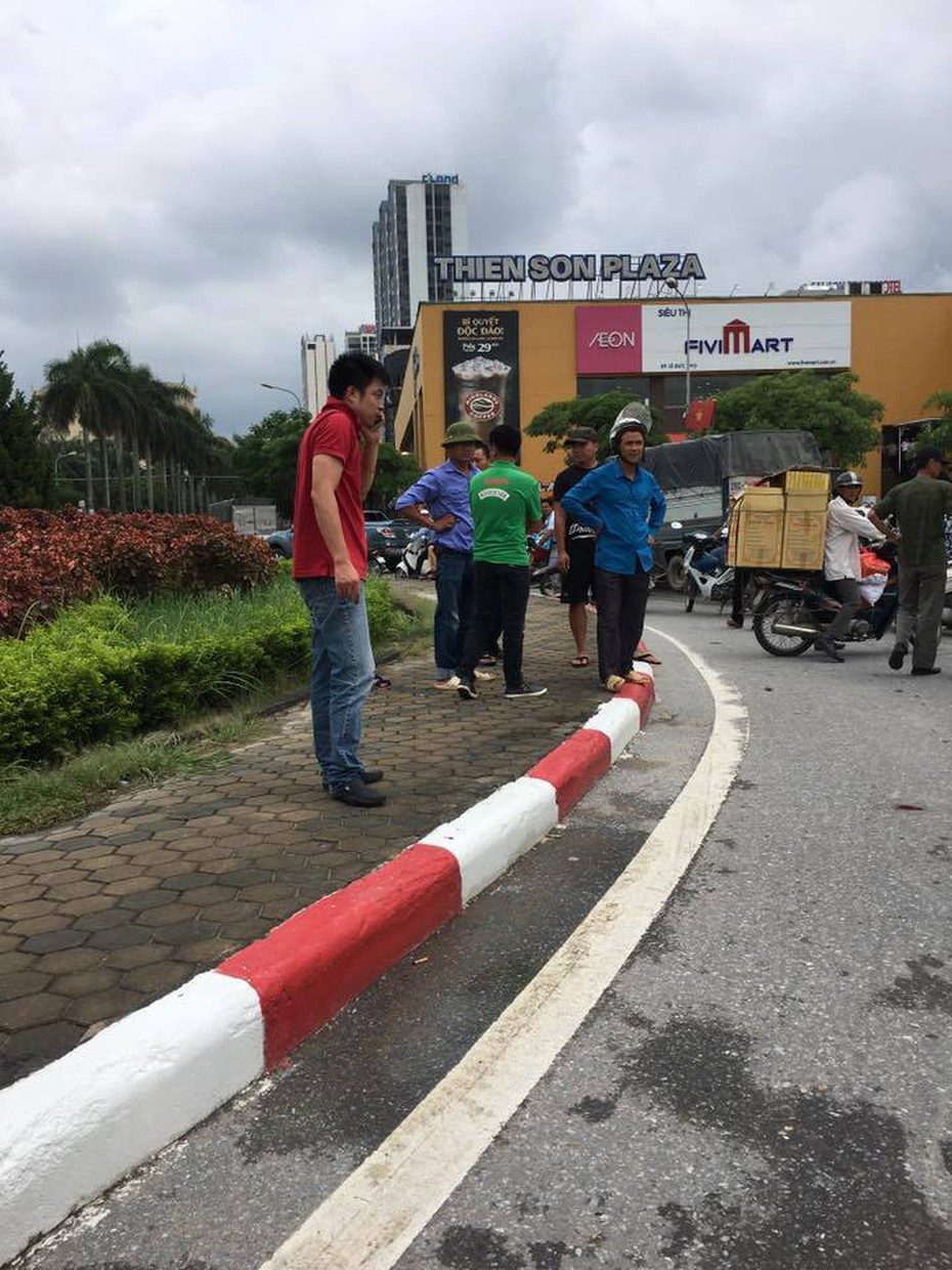 Hà Nội: Cự cãi sau va chạm, người đi xe máy tấn công tài xế ô tô