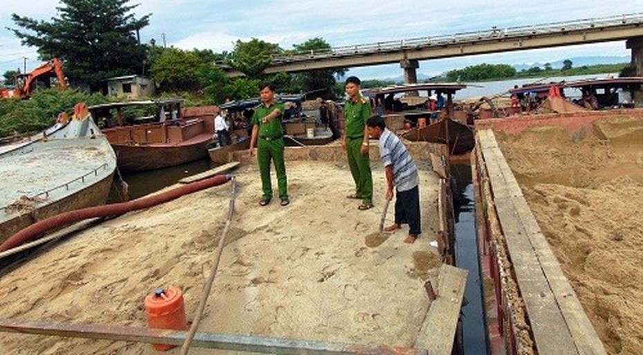 Quảng Nam: Tuần tra giữa đêm, phát hiện 5 ghe hút cát trái phép