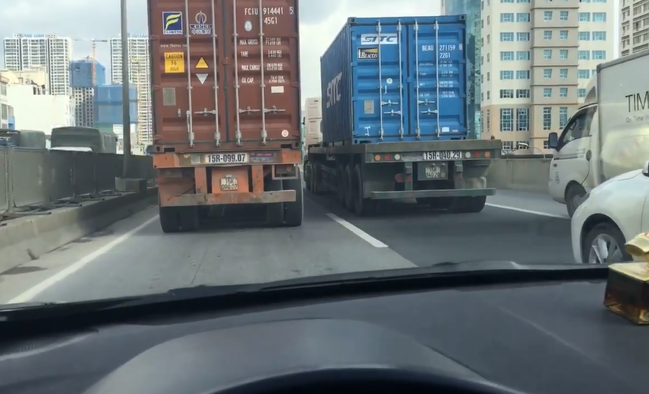 Clip: 2 container dàn hàng, chạy như 'rùa bò' trên đường vành đai 3