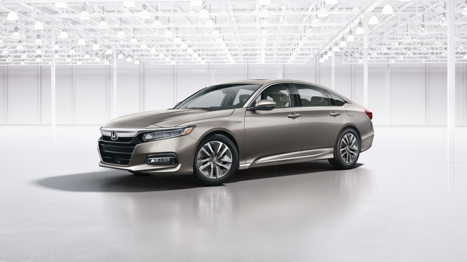 Honda Accord 2018 có 'đủ trình' đấu với Toyota Camry phiên bản mới?