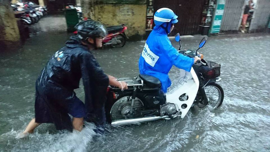 Hà Nội: Tái diễn cảnh 'đường thành sông' sau cơn mưa lớn sáng 17/7