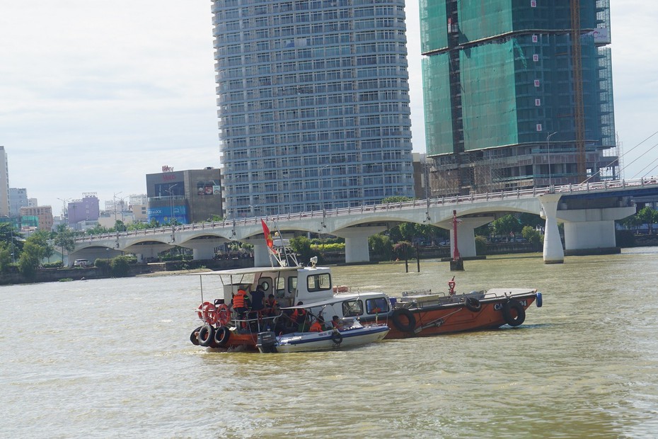 Vợ nhảy cầu Sông Hàn tự vẫn, chồng lao ra cứu rồi mất tích