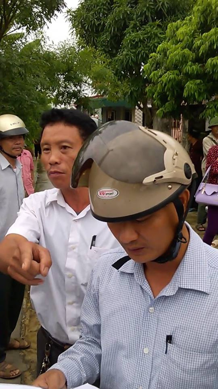 Giám đốc HTX đem tuýp sắt đi đòi tiền điện: 'Con dại cái mang'