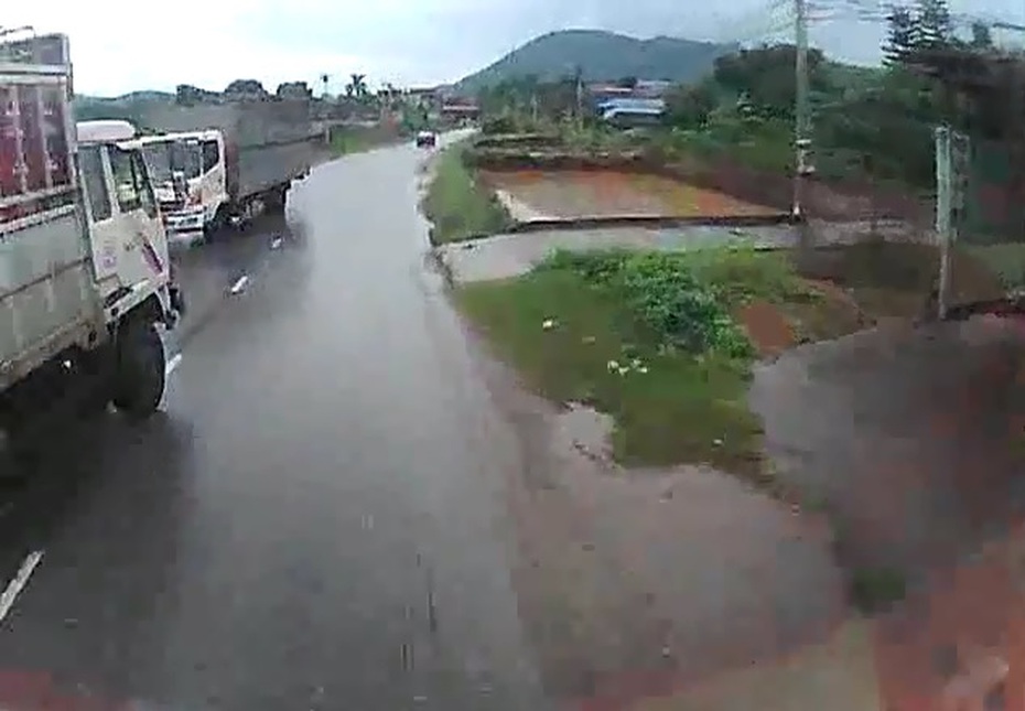 Clip: Khoảnh khắc xe tải vượt ẩu, suýt đấu đầu ô tô trên quốc lộ