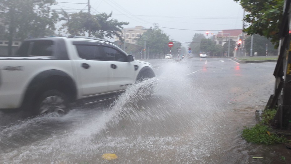 Quảng Trị: Bão suy yếu thành áp thấp, nước sông bắt đầu dâng cao