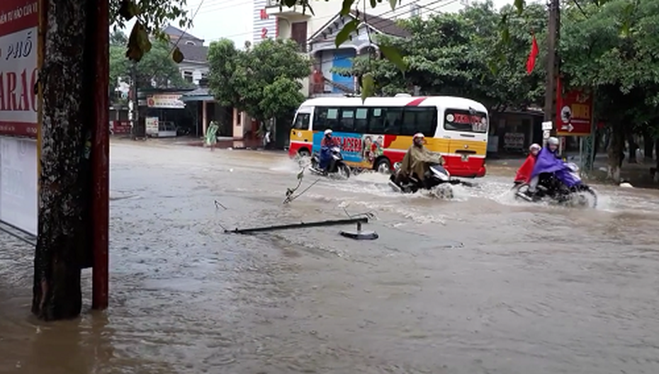 Hà Tĩnh: Sau trận mưa lớn, đường phố biến thành… sông